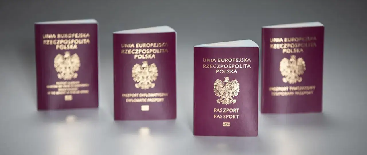 Cztery polskie paszporty, w tym dyplomatyczny i tymczasowy. Dowiedz się, jak wyrobić paszport.