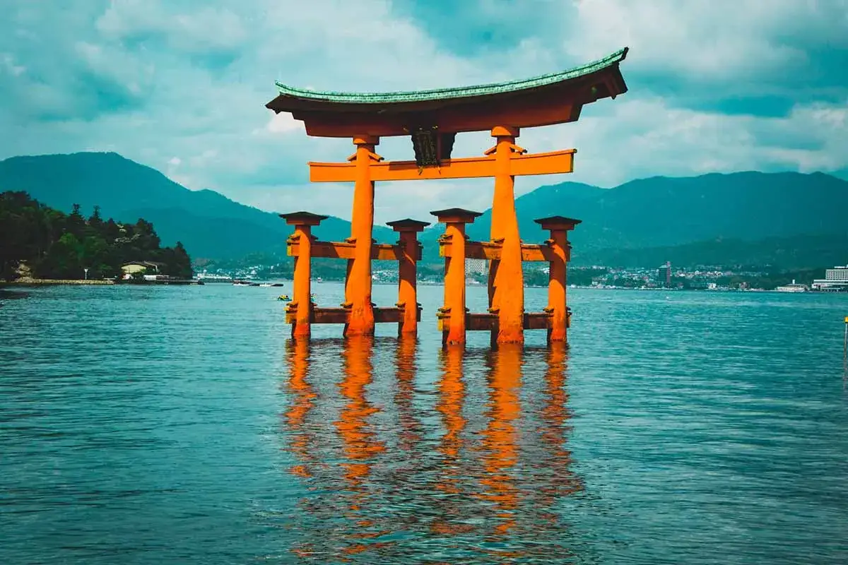 Wielka, pomarańczowa brama torii w wodzie, symbol Japonii. Idealne miejsce na wycieczkę z Itaką.