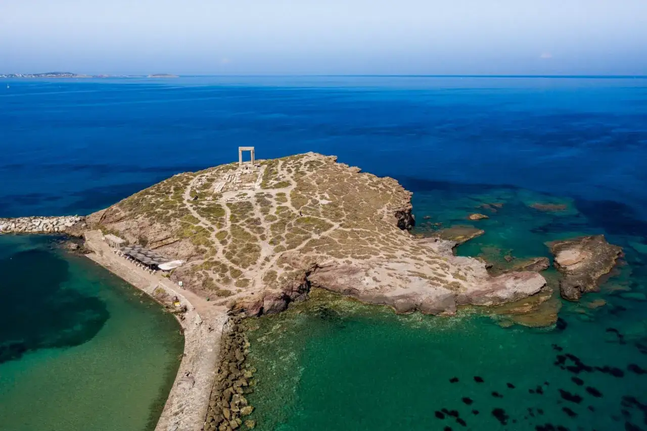 Porta di Naxos, starożytna brama na wyspie Naxos, góruje nad turkusowym morzem.