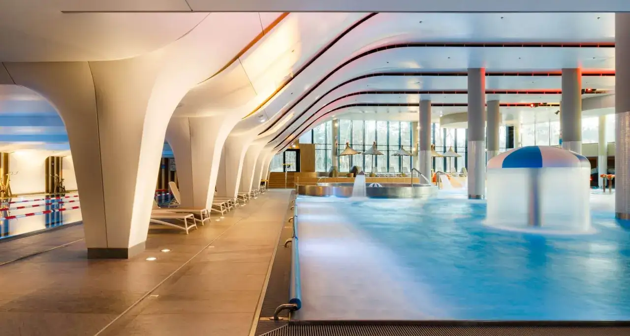Nowoczesny basen z atrakcjami w Radisson Blu Resort Świnoujście. Sprawdź radisson blu resort świnoujście ceny i zarezerwuj pobyt.