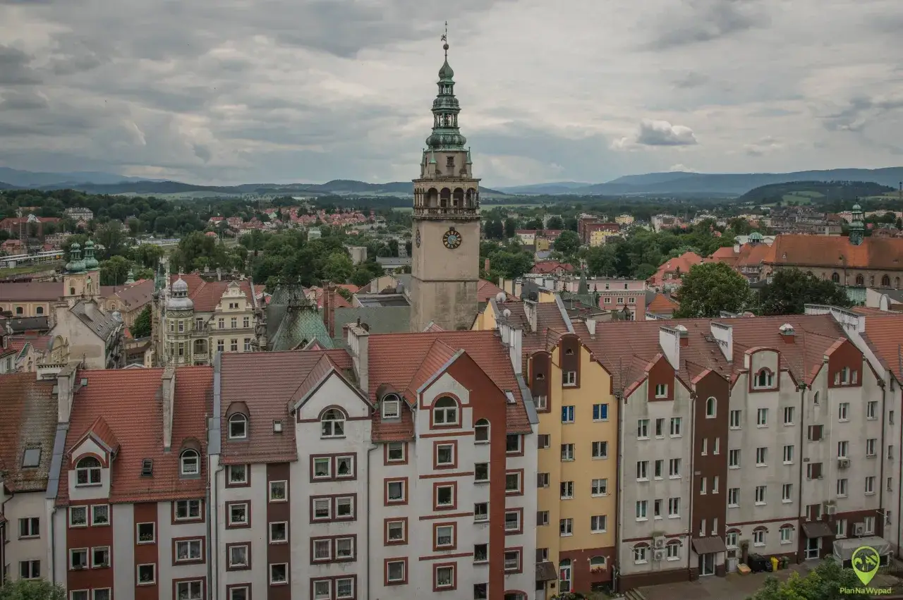 Widok na zabytkową wieżę i kamienice w Kotlinie Kłodzkiej.