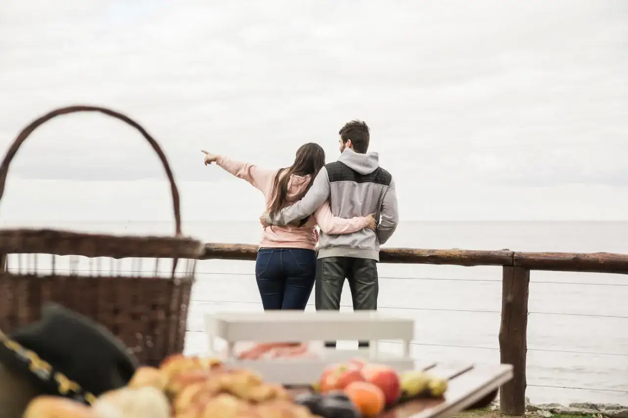 Para idealny romantyczny weekend dla dwojga tanio: piknik nad morzem, kosz pełen smakołyków i wspólne odkrywanie świata.