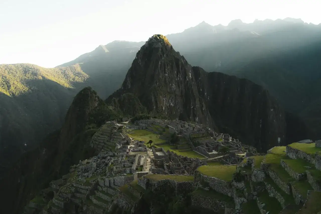 Niesamowita wycieczka do Machu Picchu. Ruiny Inków na tle majestatycznych gór, otoczone mgłą i słońcem.