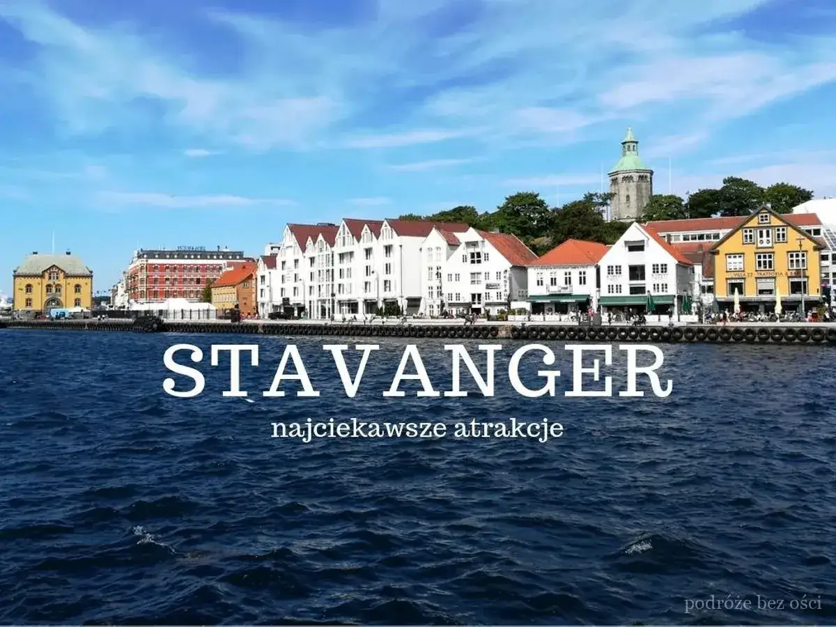 Widok na kolorowe domy wzdłuż nabrzeża w Stavanger, z wodą w pierwszym planie. Miasto słynie z pięknych fiordów.