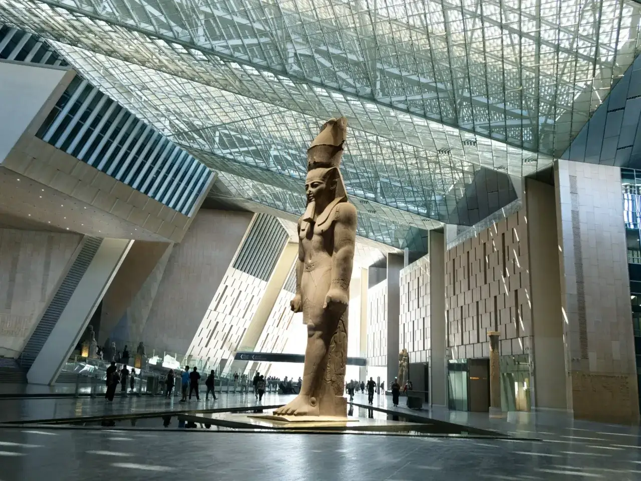 Gigantyczny posąg faraona w nowoczesnym wnętrzu muzeum w Kairze.