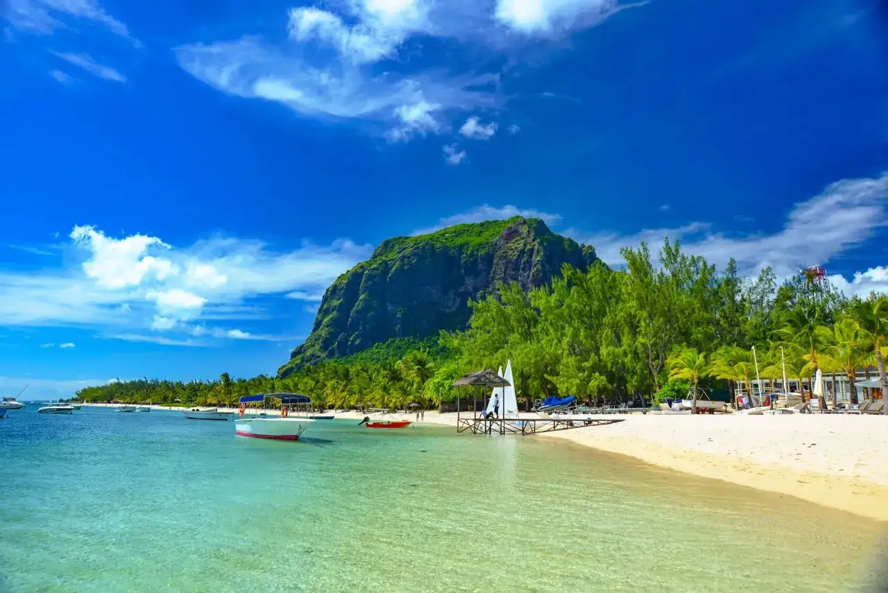 Rajska plaża na Mauritiusie z górą Le Morne Brabant w tle. Idealne miejsce, by zobaczyć, jak piękna może być natura.