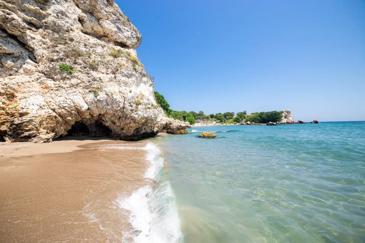 Piękne bułgarskie plaże z piaszczystym brzegiem, skalistymi klifami i krystalicznie czystą wodą Morza Czarnego.