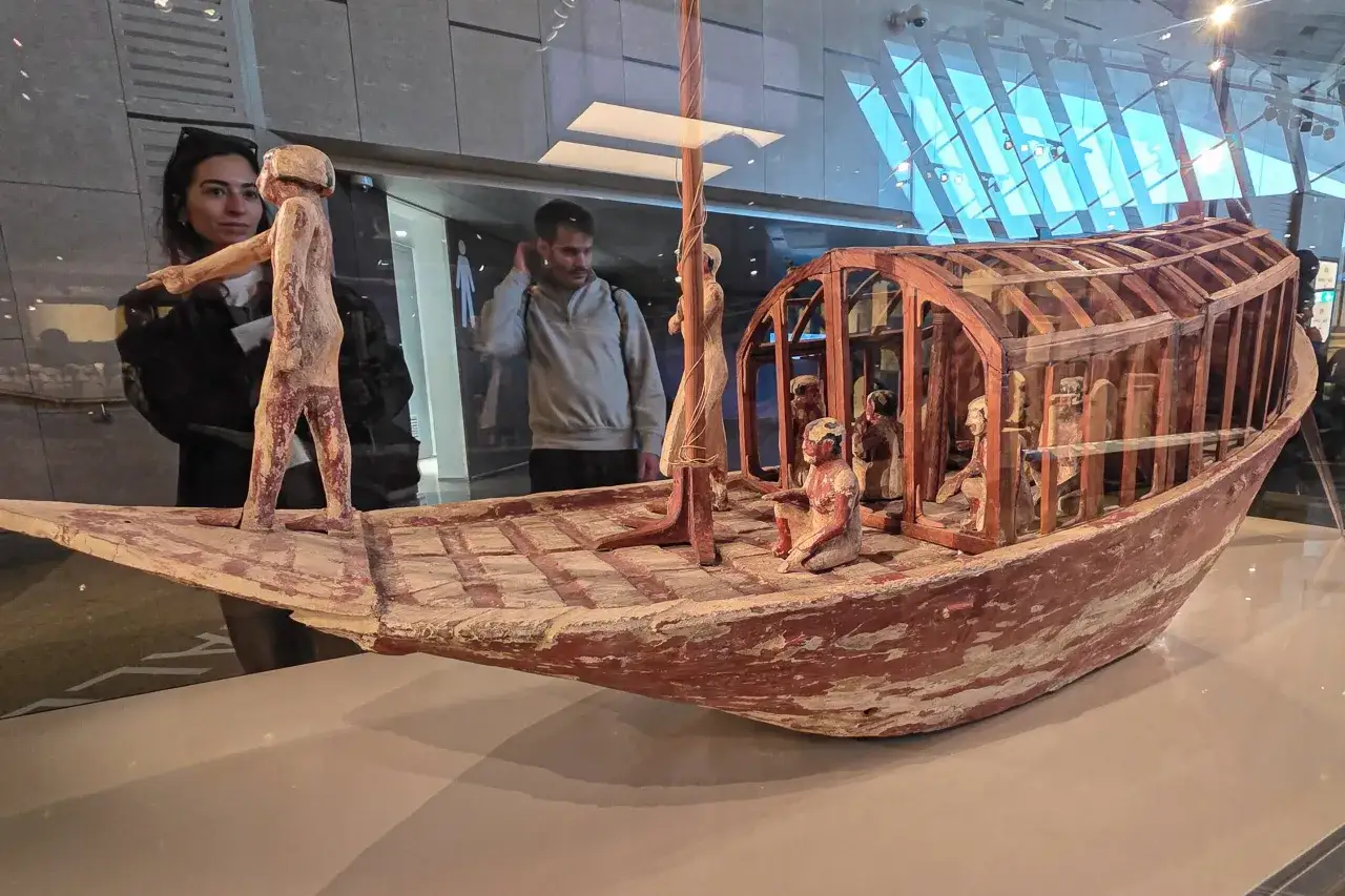 Model łodzi z figurkami ludzi, eksponat w muzeum egipskim.