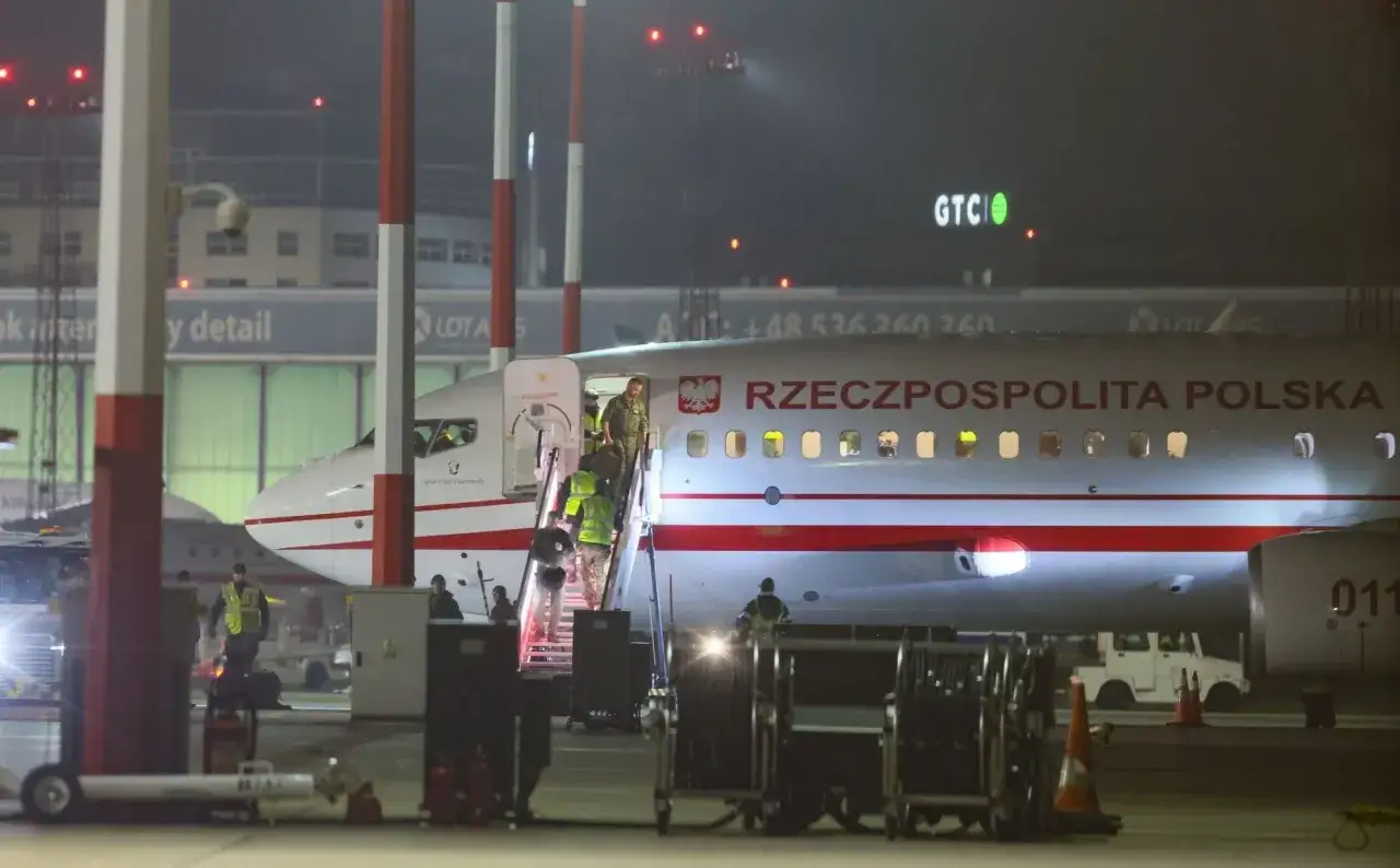 Osoby wchodzą po schodkach do samolotu Rzeczpospolita Polska. Zastanawiam się, ile się leci do Omanu.