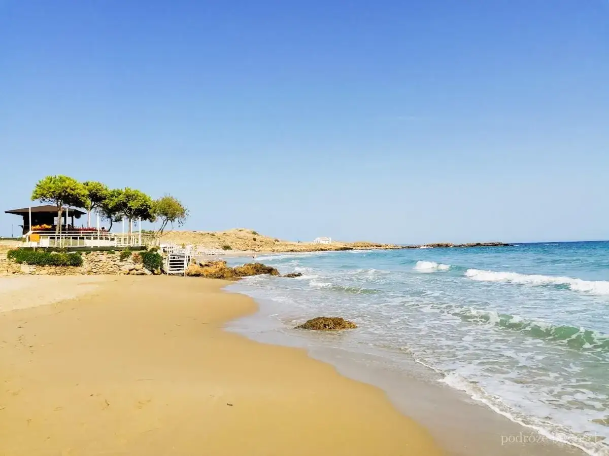 Piękna plaża na Zakynthos, idealna pogoda w czerwcu. Słońce, błękitne morze i spokój.