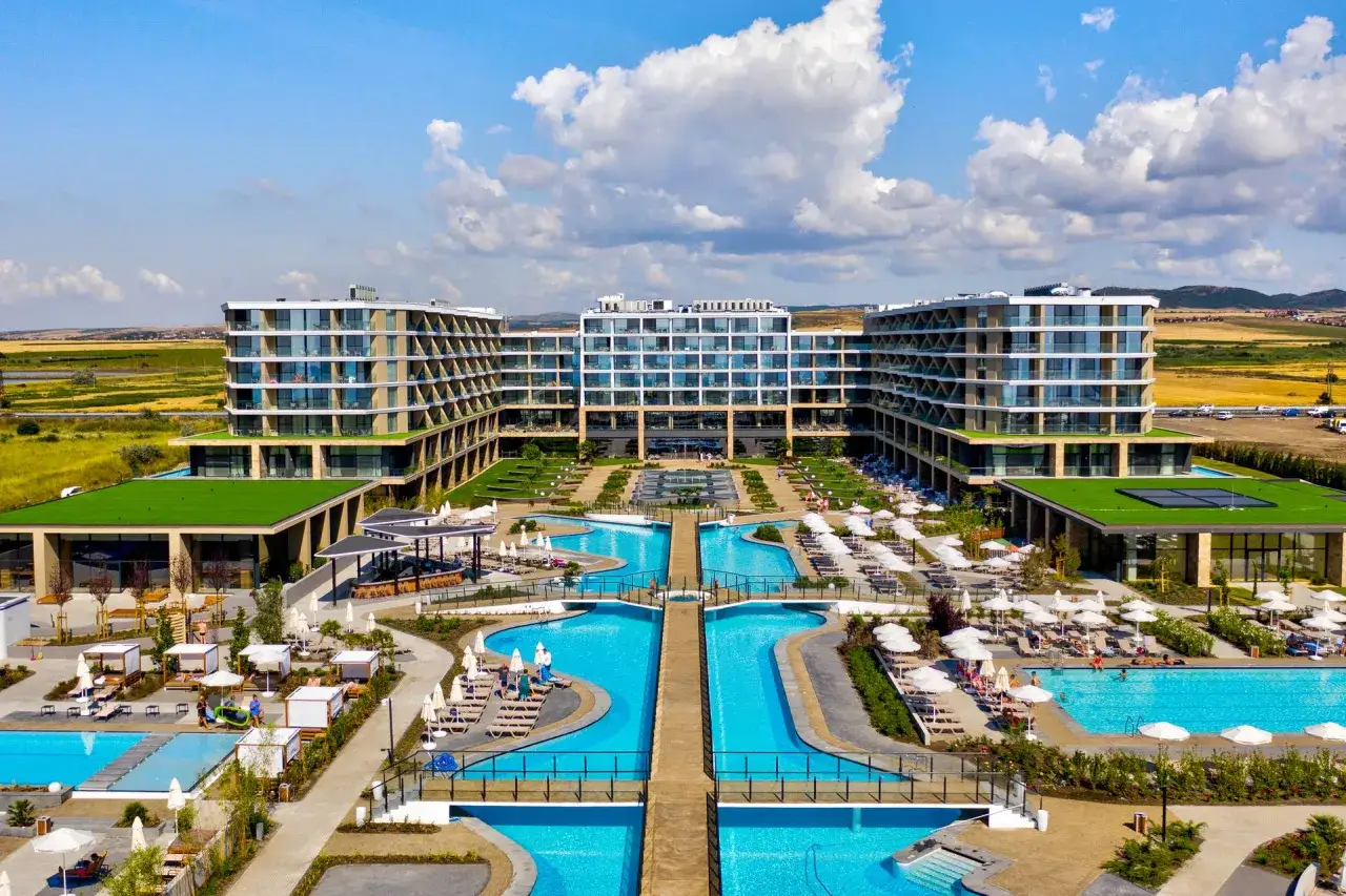 Nowoczesny hotel z basenami i leżakami, idealny na słoneczny brzeg.