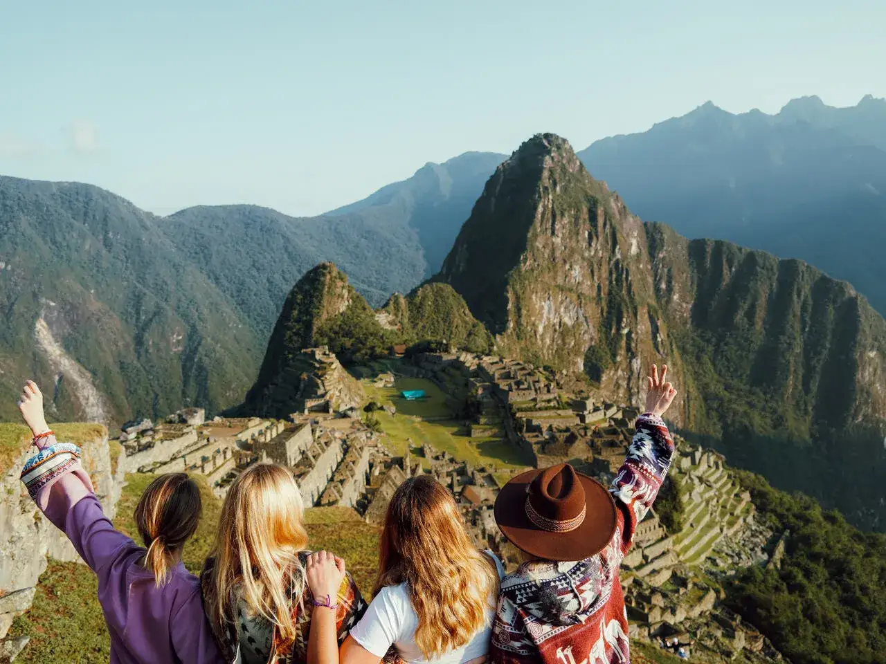 Niesamowita machu picchu wycieczka! Cztery przyjaciółki podziwiają ruiny Inków i góry.