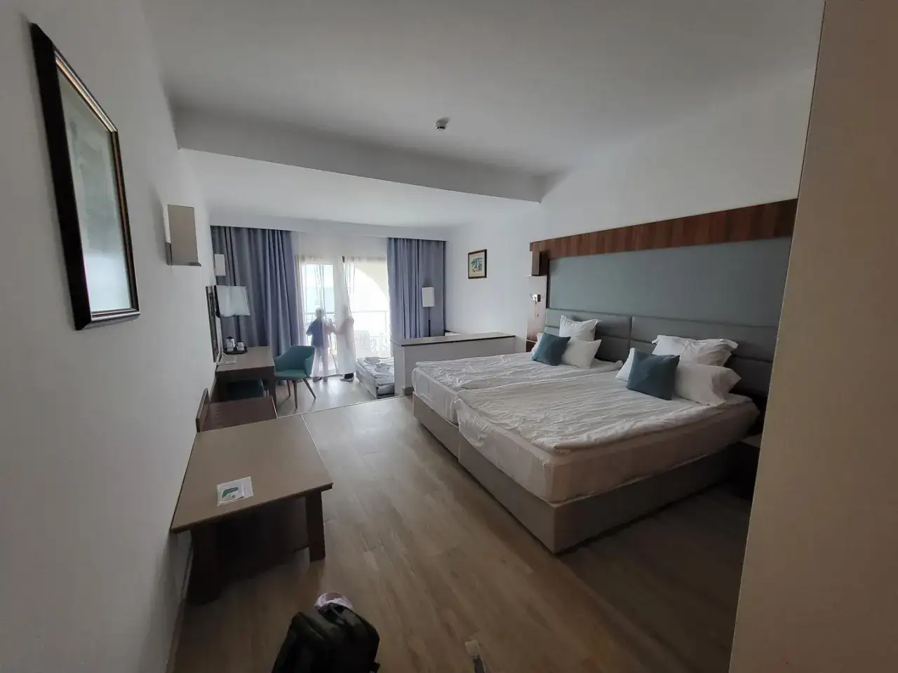 Pokój hotelowy z dwoma łóżkami, biurkiem i balkonem. Idealne miejsce na wakacje.pl opinie.