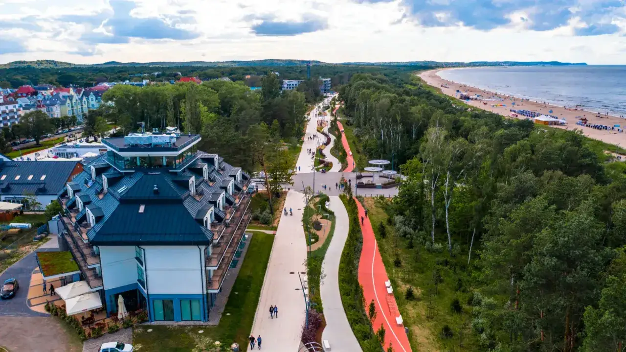 Nowoczesna promenada w Świnoujściu oferuje liczne atrakcje: ścieżki spacerowe, rowerowe i biegowe, zieleń i widok na morze.