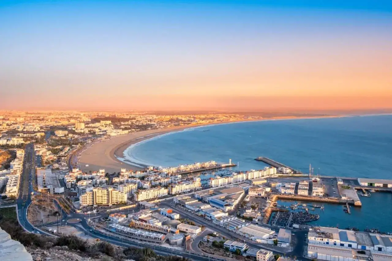 Agadir w marcu: słoneczna plaża, błękitne morze i port. Idealna pogoda na wakacje.