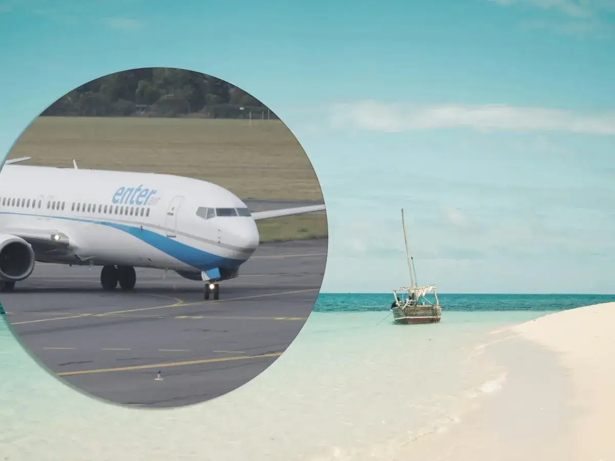 Samolot Enter Air na płycie lotniska, a w tle rajska plaża z łodzią. Czas zacząć planować, ile się leci na Zanzibar!