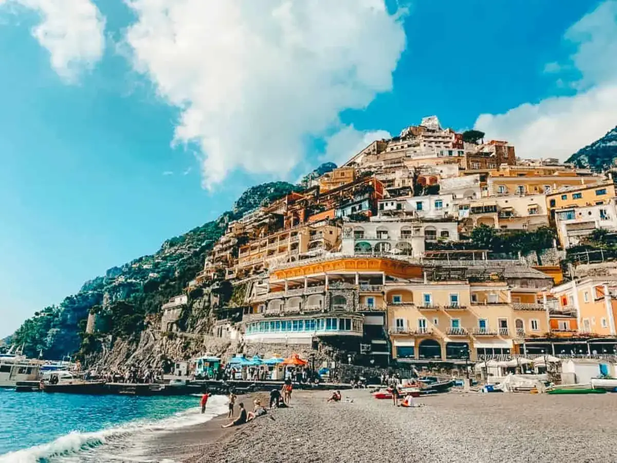 Positano, jedna z najpiękniejszych plaż w Europie, z kolorowymi domami wznoszącymi się na zboczu góry.