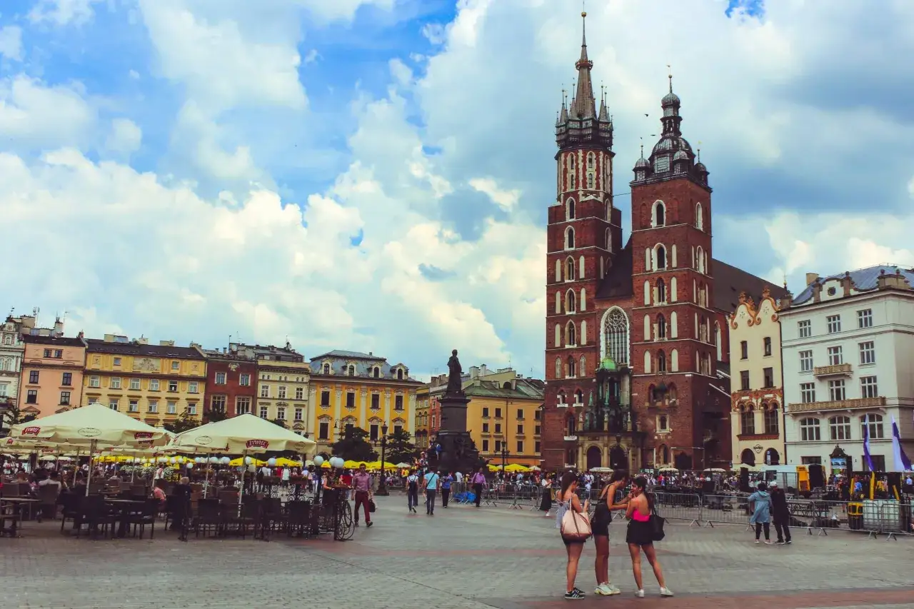 Rynek Główny w Krakowie z Kościołem Mariackim. Idealne miejsce na tanie loty na weekend i zwiedzanie!