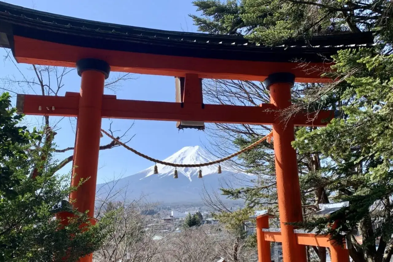 Widok na ośnieżony szczyt Fudżi przez bramę torii. Idealne miejsce na Japonia wycieczka Itaka.