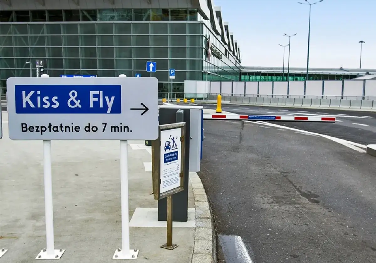 Strefa Kiss & Fly przy lotnisku. Szybkie pożegnanie i w drogę! Bezpłatnie do 7 min.