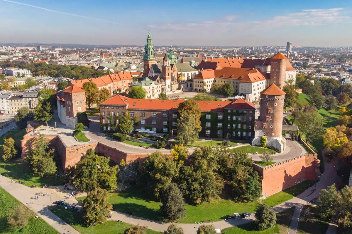Wawel, serce starego miasta w Krakowie, wznosi się dumnie na wzgórzu, otoczony zielenią i zabytkową architekturą.