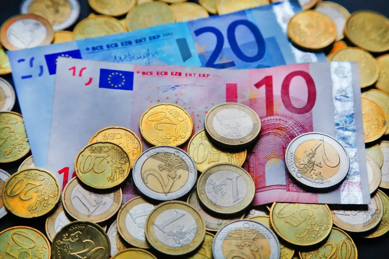 Stos monet i banknotów euro. Choć waluta Bułgarii to lew, tutaj widzimy europejskie pieniądze.