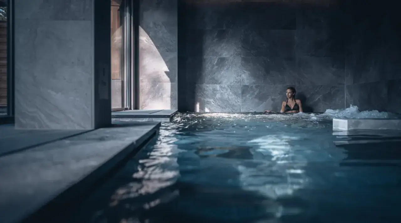 Kobieta relaksuje się w basenie Sensus Spa Hotel.