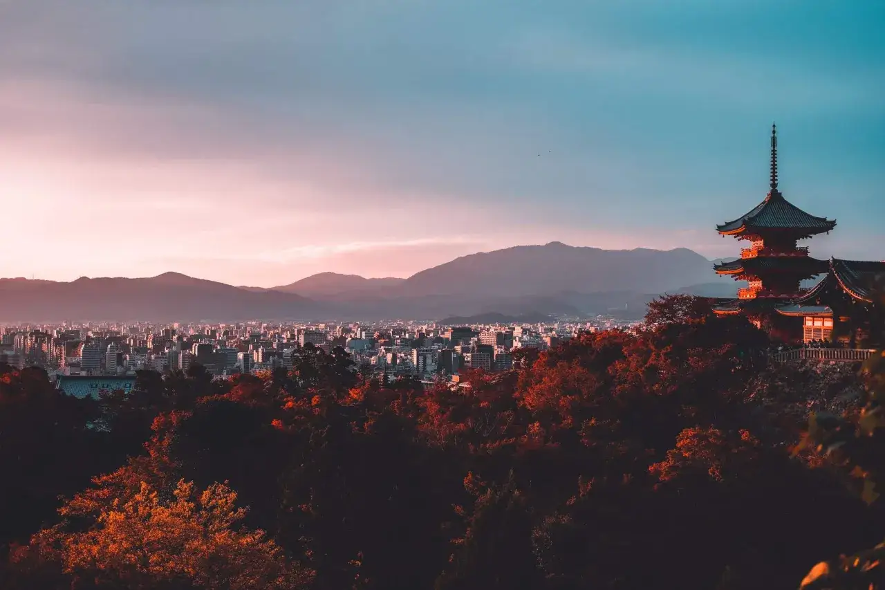 Zachód słońca nad Kioto, z pagodą i jesiennymi drzewami. Idealne miejsce na Japonia wycieczka Itaka.