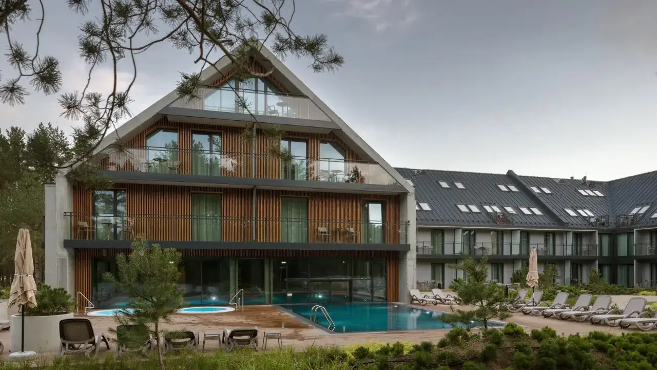 Nowe budynki z basenem i jacuzzi, idealne na wypoczynek. Wiele pozytywnych saltic resort & spa łeba opinie potwierdza wysoki standard.
