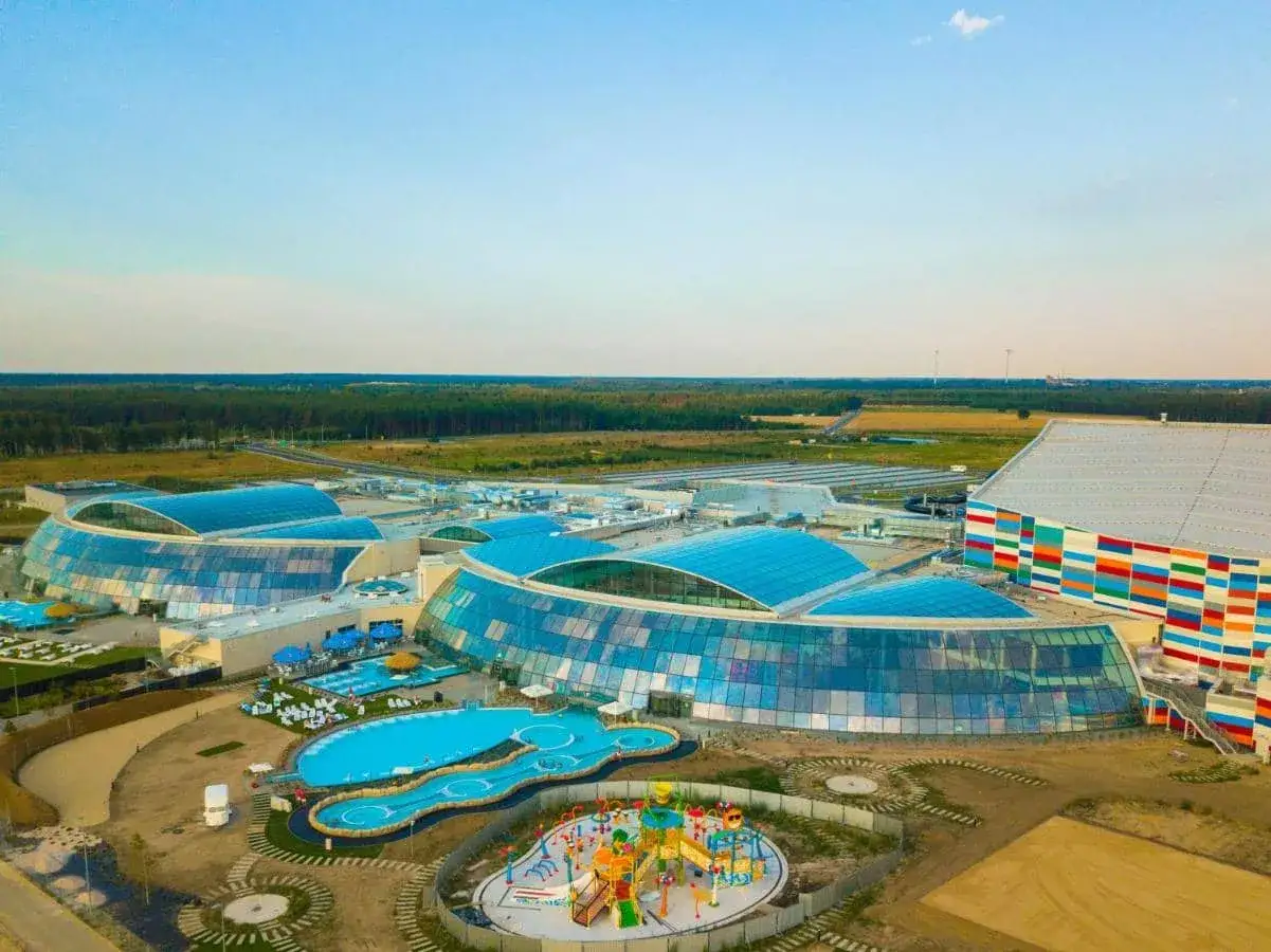 Nowe, nowoczesne centrum wodne z basenami i zjeżdżalniami. Wiele osób szuka pozytywnych suntago opinie przed wizytą.