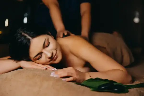 Relaks w Sensus Spa Hotel, gdzie gorące kamienie przynoszą ukojenie.
