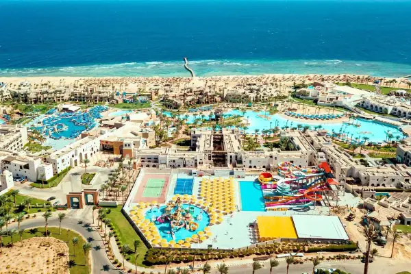 Widok z lotu ptaka na hotel Pickalbatros Oasis Port Ghalib z basenami, zjeżdżalniami i plażą. Opinie o tym miejscu są zazwyczaj pozytywne.