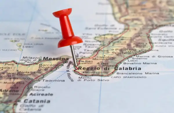Czerwony pinezka zaznacza Reggio di Calabria na mapie, wskazując na podróż do Kalabrii we Włoszech.