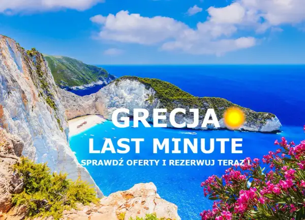 Grecja last minute tanio! Widok na zatokę Navagio z klifów, turkusowa woda, białe skały i bujna zieleń. Idealne miejsce na wakacje.