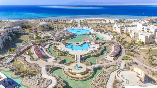Luksusowy resort w Soma Bay, Egipt, z basenami, palmami i widokiem na turkusowe morze.
