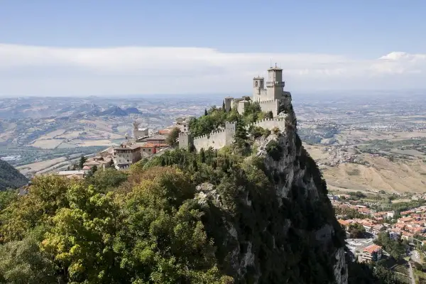San Marino, perła na skalistym szczycie, idealne miejsce na wycieczka objazdowa Włochy 10 dni. Widok zapiera dech!