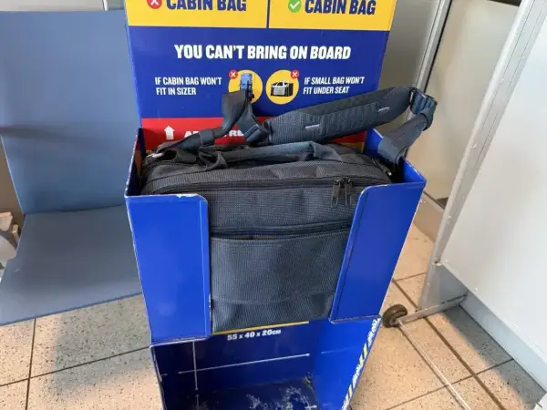 Torba podręczna Ryanair w sizerze. Wymiary ryanair podreczny: 55x40x20cm.