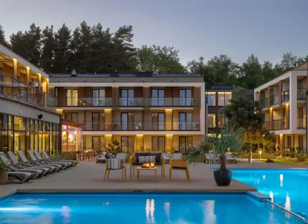 Nowoczesny hotel z basenem i leżakami. Wiele pozytywnych saltic resort & spa łeba opinie potwierdza jego urok.