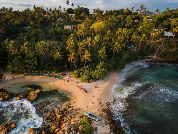 Rajska plaża na Sri Lance, z palmami i turkusową wodą. Czy Sri Lanka jest bezpieczna? Tak, wygląda na spokojną i relaksującą.