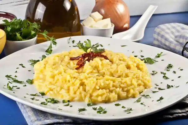 Pyszne risotto alla milanese, idealne, gdy zastanawiasz się, gdzie zjeść w Mediolanie.