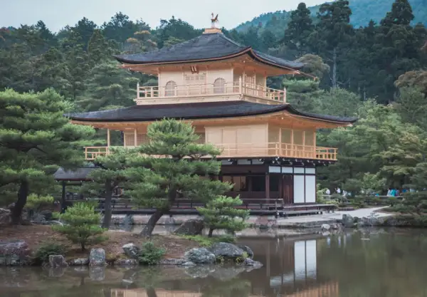 Złoty Pawilon Kinkaku-ji, cel mojej wycieczki do Japonii, odbija się w spokojnej tafli stawu.