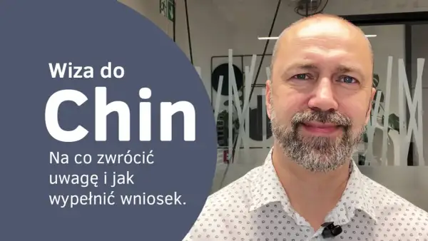 Wiza do Chin: poradnik, jak wypełnić wniosek i na co zwrócić uwagę. Mężczyzna z brodą w białej koszuli.