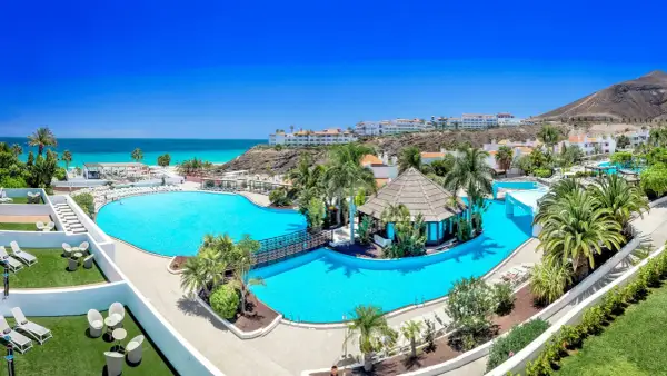 Wspaniały basen i widok na ocean w hotelu na Fuerteventurze. Idealne miejsce na wakacje, zgodnie z licznymi fuerteventura princess opinie.