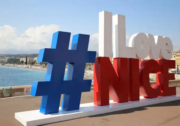 #LoveNice - wielki napis na tle plaży i morza. Idealne miejsce, by zacząć zwiedzanie Nicei!