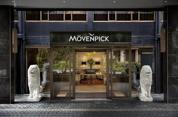 Wejście do hotelu Movenpick strzegą kamienne lwy. Eleganckie wnętrze zaprasza do środka.