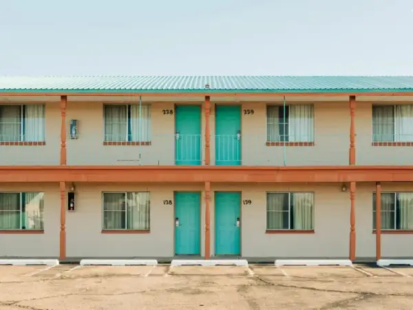 Czym się różni hostel od hotelu? Kluczowe różnice, które musisz znać