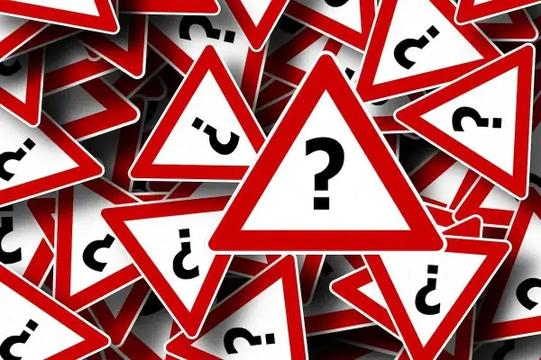 Mnóstwo znaków zapytania na czerwonych trójkątach. Szukasz informacji o biurze podróży? Sprawdź opinie, zanim podejmiesz decyzję.