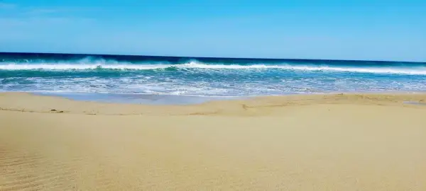 Piękne pafos plaże z błękitnym niebem i turkusowymi falami. Idealne miejsce na relaks.