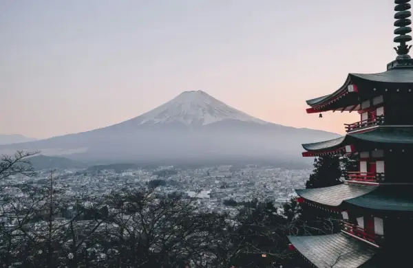 Pagoda z widokiem na ośnieżony Fudżi. Marzysz o takiej wycieczce do Japonii? Cena może być niższa niż myślisz!