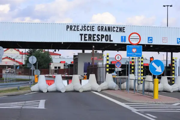 Przejście graniczne Terespol z betonowymi blokami i znakami drogowymi.
